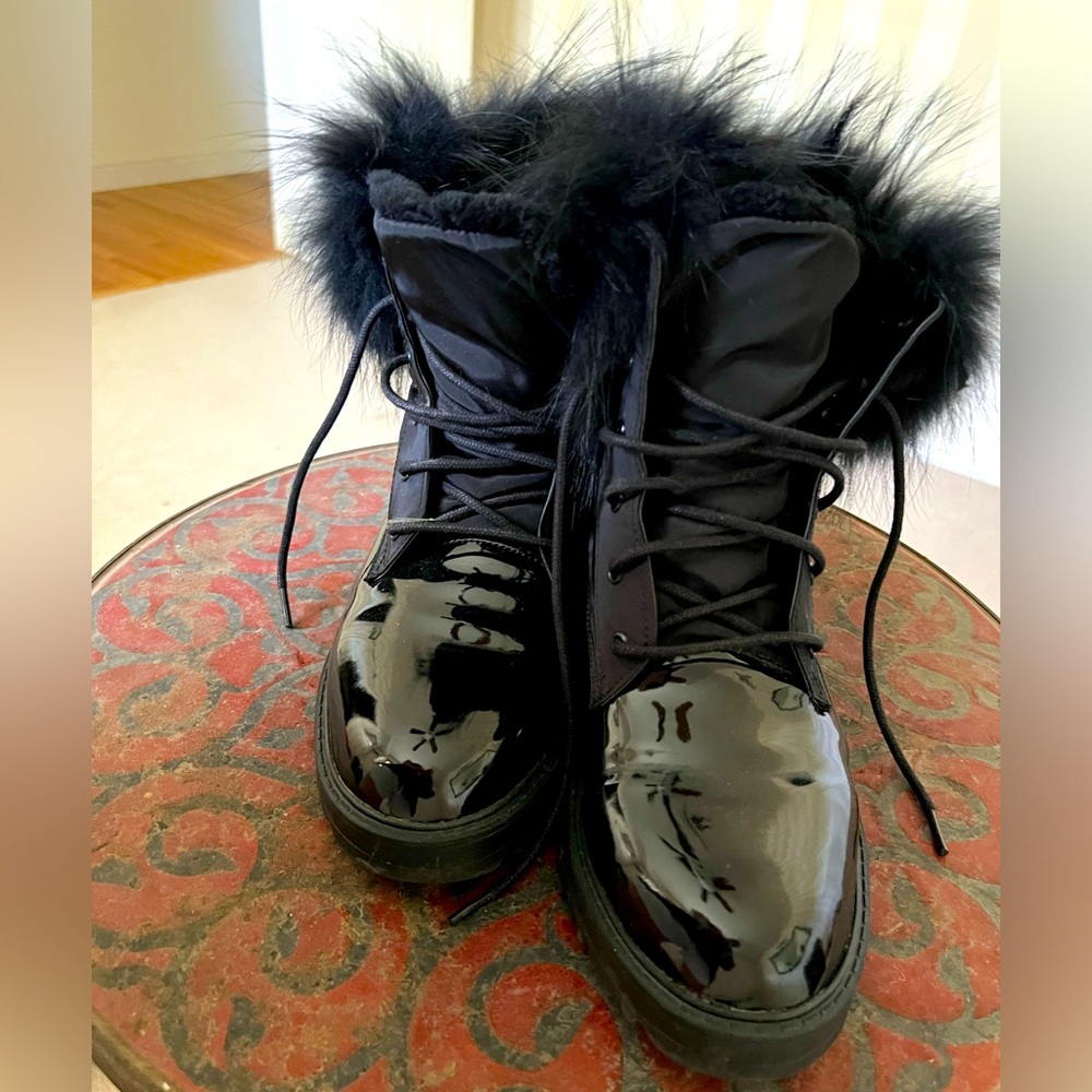 Beautiful Patent Leather Brooke Boots from Cloud 9. Size US 10
十